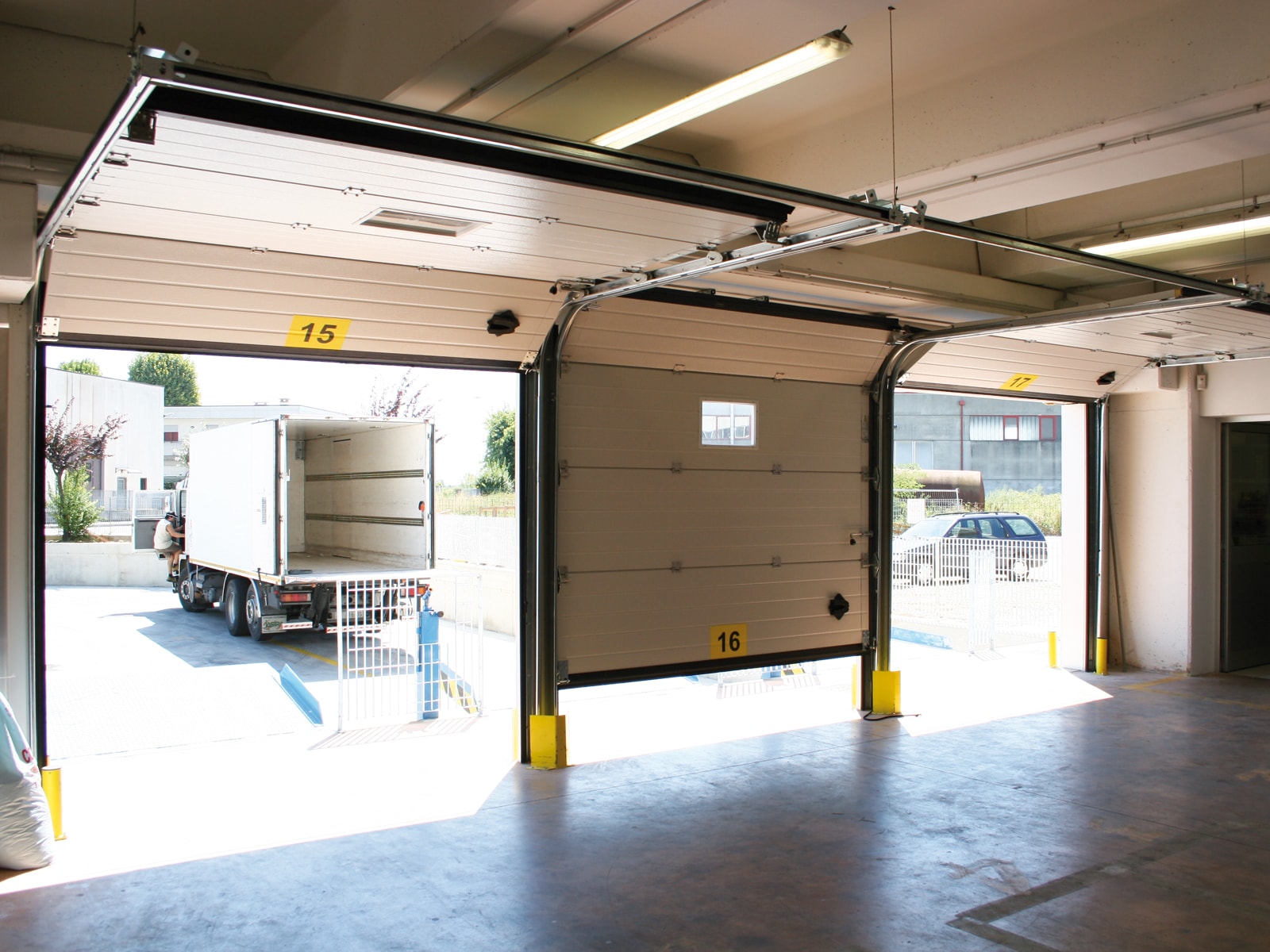 Portone sezionale industriale CARGO - Stucco bianco C21