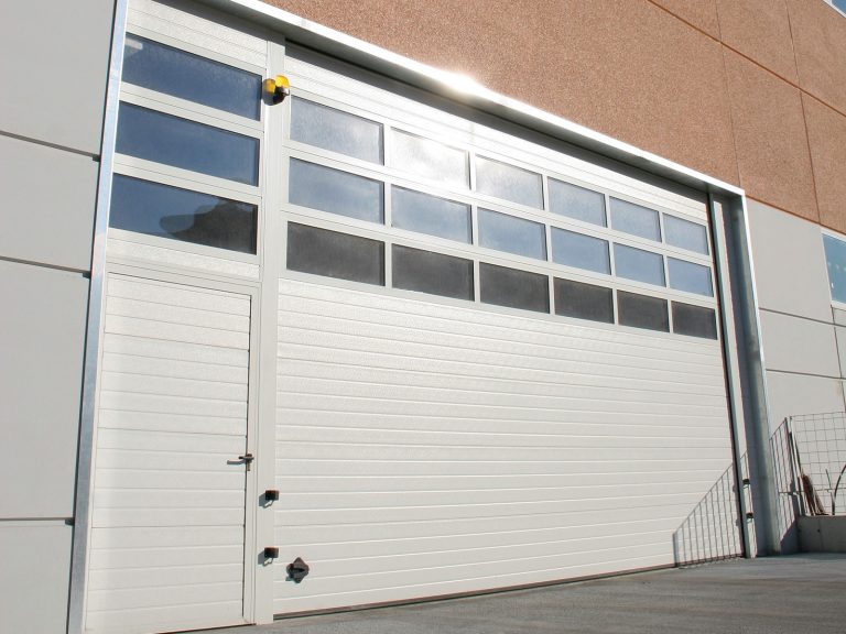 Portone sezionale industriale DOCK - Stucco bianco C21 Visa