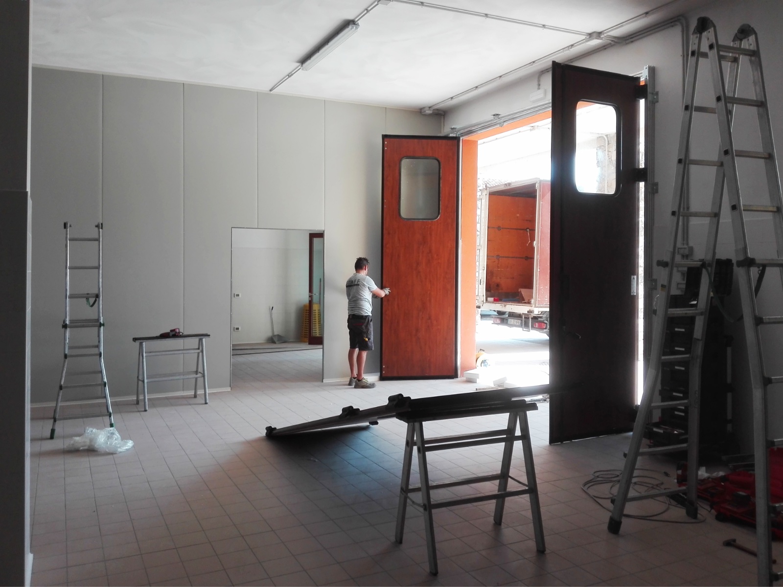 Installazione portone a libro Breda
